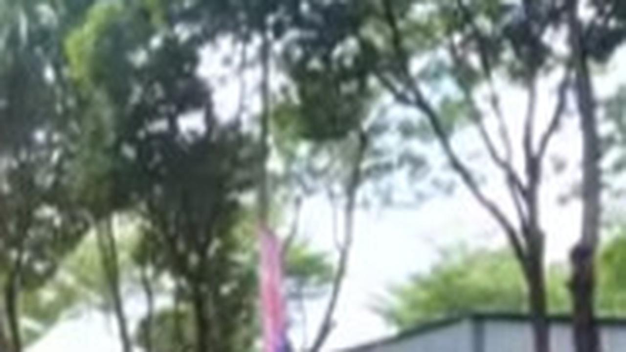 Ekspresi Wajah Lucu Anggota Brimob Dipasangi Alat Pijat Elektrik, Malah Ditertawakan