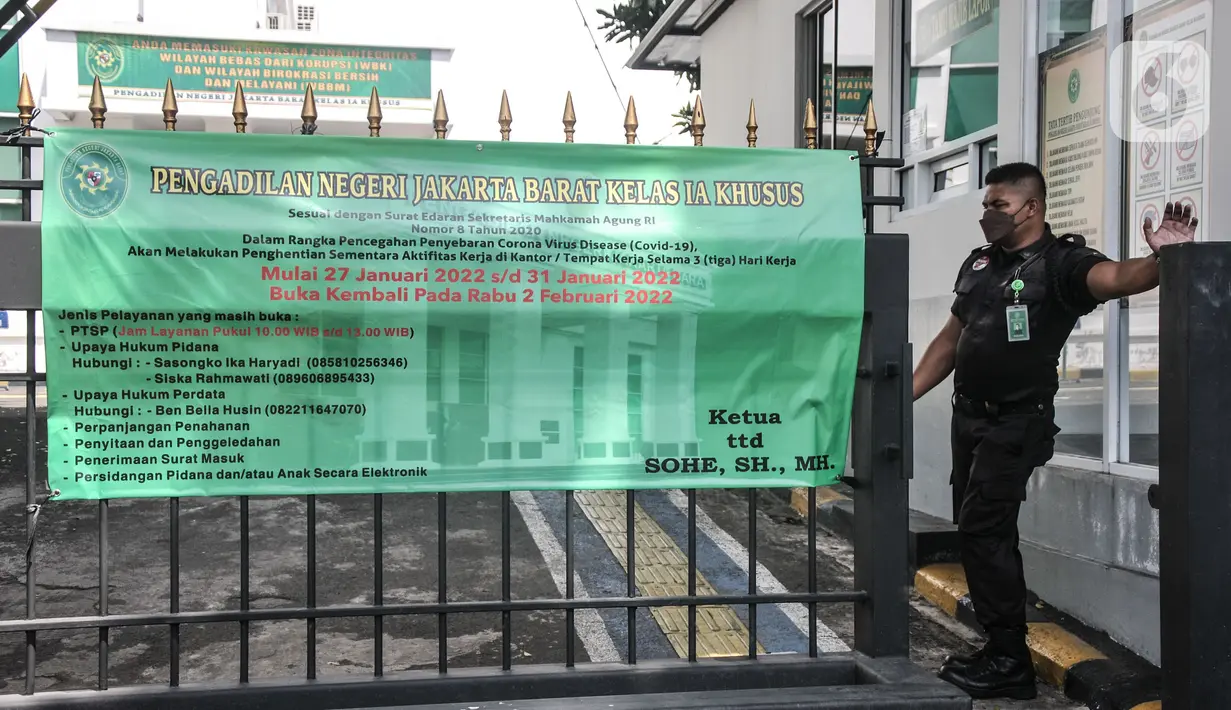 Petugas keamanan berjaga di gerbang pintu masuk saat penutupan sementara Pengadilan Negeri (PN) Jakarta Barat, Kamis (27/1/2022). Penutupan dimulai pada 27-31 Januari 2022 dan akan dibuka kembali pada 2 Februari 2022. (Merdeka.com/Iqbal S. Nugroho)