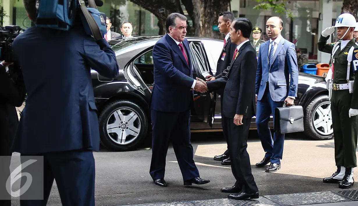 Presiden Jokowi menerima kunjungan Presiden Republik Tajikistan, H.E. Mr. Emomali Rahmon (tengah) tiba di Istana Merdeka, Jakarta, Senin (1/8). Ini merupakan kunjungan kenegaraan ketiga kali Tajikistan ke Indonesia. (Liputan6.com/Faizal Fanani)