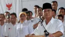 Dalam pernyataan sikapnya, Capres no urut satu, Prabowo Subianto, menilai terdapat beberapa cacat dalam proses Pilpres 2014 sehingga hilang hak-hak demokrasi warga negara Indonesia, (22/7/2014). (Liputan6.com/Miftahul Hayat)