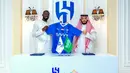 <p>Pemain sepak bola Kalidou Koulibaly (kiri) berfoto setelah menandatangani kontrak tiga tahun dengan klub Al Hilal di Stadion Al-Hilal, Riyadh, Arab Saudi, Minggu (25/6/2023). (Saudi Pro League/AFP)</p>