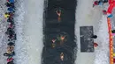 Foto udara pada 25 Januari 2022 menunjukkan penggemar renang musim dingin berenang di danau yang sebagian beku di Shenyang, di provinsi Liaoning, China. Penduduk lokal banyak menggemari kebiasaan berenang di musim dingin di mana banyak sungai dan danau-danau mulai membeku. (STR/AFP)