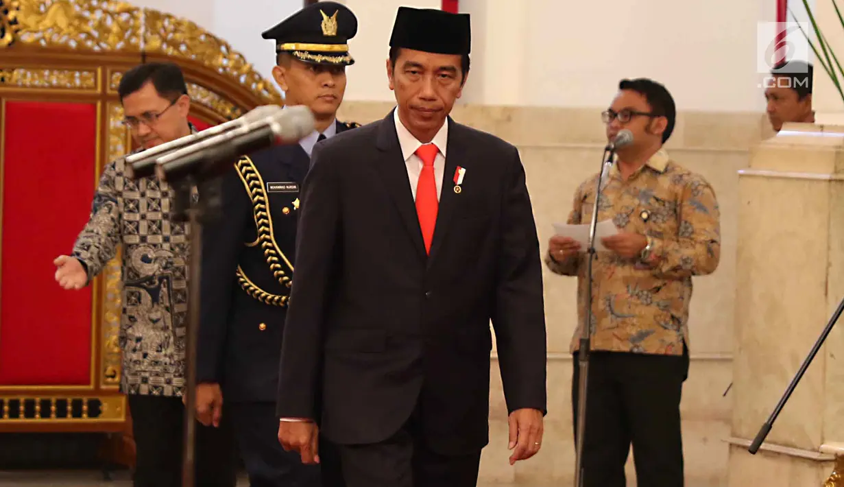 Presiden Joko Widodo (Jokowi) bersiap melantik anggota Dewan Kehormatan Penyelenggara Pemilu (DKPP) periode 2017-2022 di Istana Negara, Jakarta, Senin (12/6). Jokowi melantik para anggota berdasarkan Keppres Nomor 75 Tahun 2017 (Liputan6.com/Angga Yuniar)