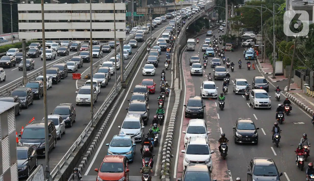 Suasana kepadatan arus lalin di sekitar pintu masuk Tol Dalam Kota Jalan Gatot Subroto, Jakarta, Jumat (29/5/2020). Meski masa Pembatasan Sosial Berskala Besar (PSBB) di Jakarta baru akan diumumkan 4 Juni mendatang, namun jalanan Ibu Kota mulai dipadati kendaraan. (Liputan6.com/Helmi Fithriansyah)