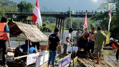 Peserta mengunakan rakit tradisional bersiap menyusuri sungai Bone, Gorontalo, Sabtu (23/3). Pemerintah Daerah Kabupaten Bone Bolango (Bonebol), Gorontalo meyelenggarakan iven tahunan yakni menyusuri sungai Bone dengan mengunakan rakit tradisional. (Liputan6.com/Arfandi Ibrahim)