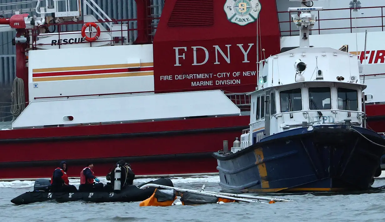 Kecelakaan ini terjadi sekitar pukul 15:15 waktu setempat di dekat Dermaga 40, Manhattan, Amerika Serikat (AS). (Michael M. Santiago/GETTY IMAGES NORTH AMERICA/Getty Images via AFP)
