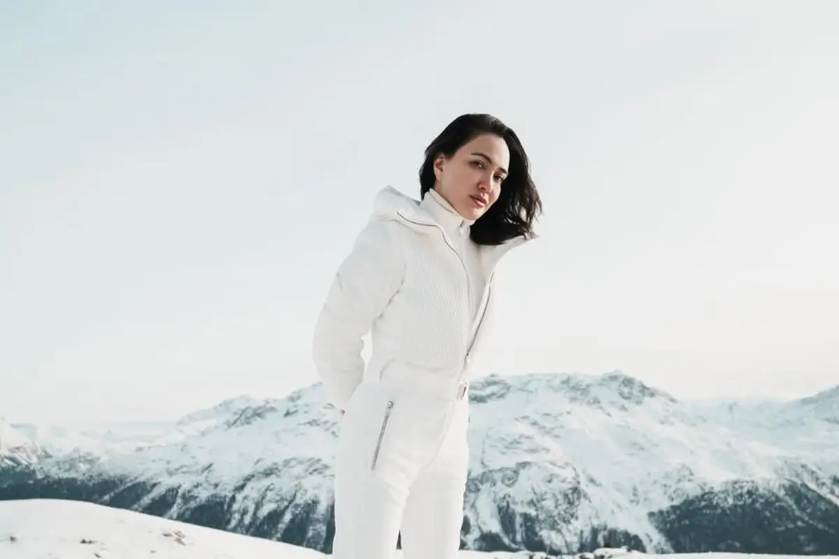Gaya Modis Shandy Aulia Main Ski Serasi di Tengah Hamparan Salju Swiss