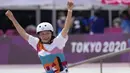 Atlet tuan rumah Jepang, Nishiya Momiji menjadi peraih medali emas pada cabang olahraga skateboard kategori jalanan putri pada Olimpiade Tokyo 2020. Cabang olahraga skateboard sendiri baru menjalani debutnya di Olimpiade edisi kali ini. (Foto: AP/Ben Curtis)