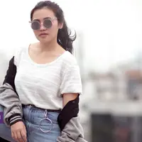 Mix and match busana untuk membuat penampilan sporty. (Photographer: Daniel Kampua. Digital Imaging: Muhammad Iqbal Nurfajri)