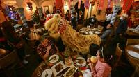 Anggota komunitas Tionghoa di Meksiko menampilkan tarian singa tradisional (barongsai) di sebuah restoran Tiongkok menyambut Tahun Baru Imlek di Mexico City, pada 31 Januari 2022. Tahun Baru Imlek 2022 menandai dimulainya tahun Shio Macan Air. (PEDRO PARDO / AFP)