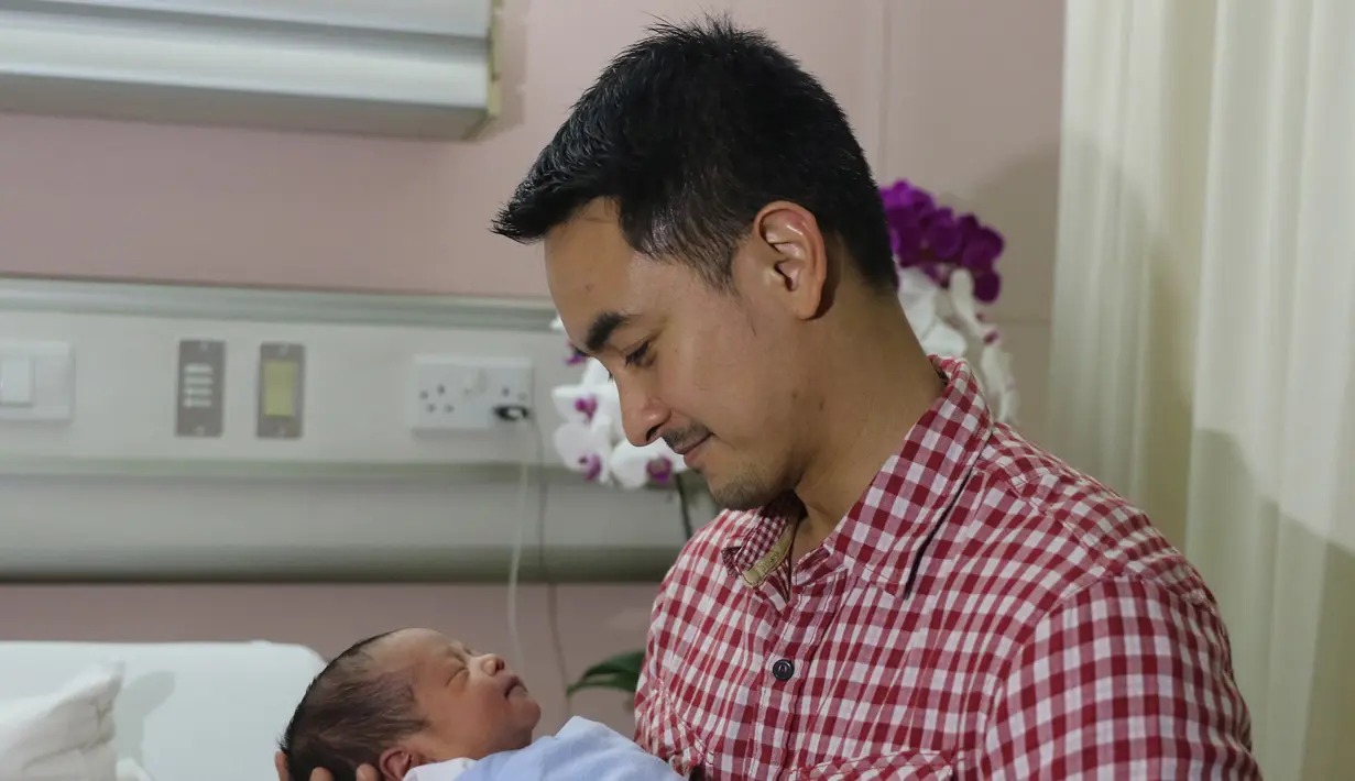 Anak kedua pasangan ini berjenis kelamin laki-laki, lahir dengan berat 3,3 kilogram dan panjang 49 sentimeter. (Adrian Putra/Bintang.com)