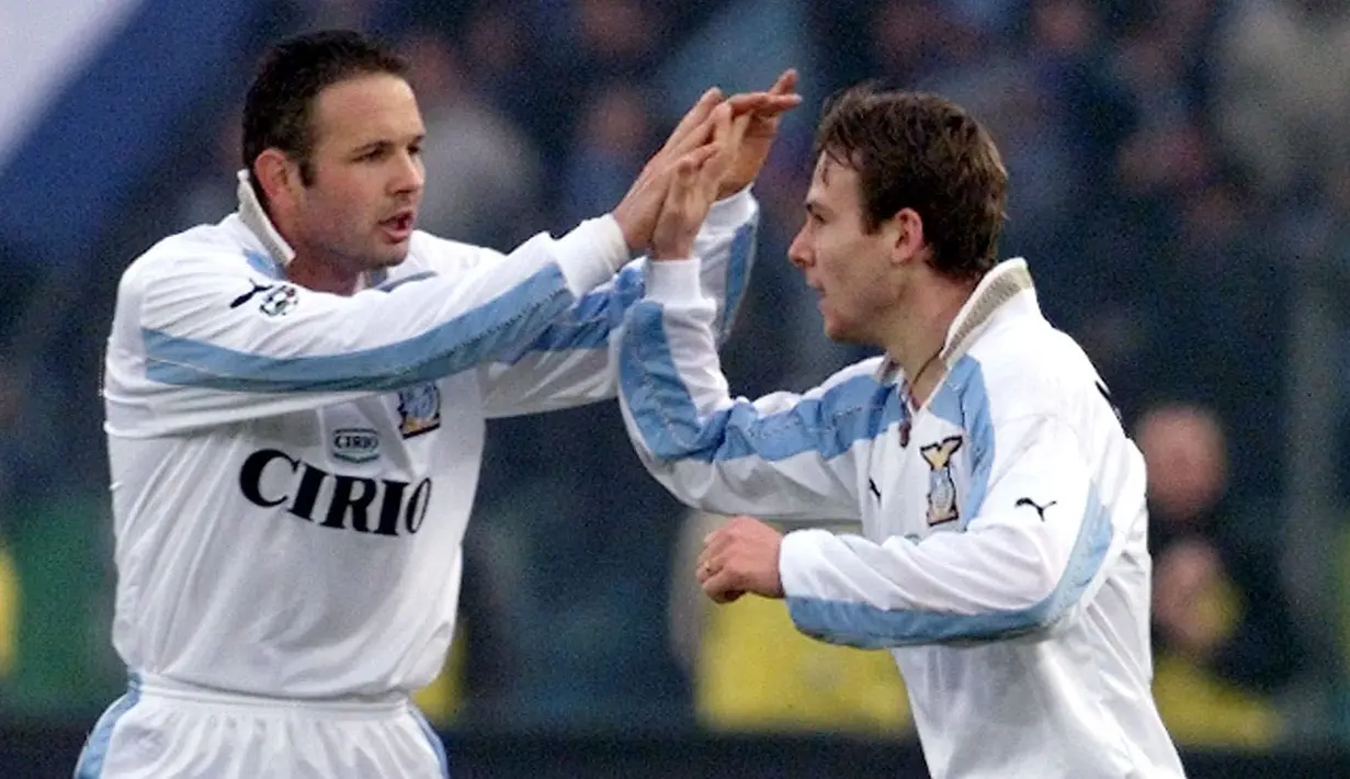 Berkat penampilannya yang terus berkembang, Sisina Mihajlovic kemudian dilirik oleh tim Serie A Italia. Ia bergabung bersama AS Roma (1992-1994), lalu ke Sampdoria (1994-1998), hingga sukses membesarkan namanya di Lazio. (AFP/Gabriel Bouys)