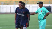 Pelatih interm Madura United, Djoko Susilo, bersama Raphael Maitimo dan Greg Nwokolo. (Bola.com/Aditya Wany)