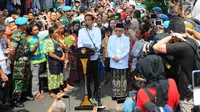 Pasangan Capres Cawapres Joko Widodo (Jokowi)-Ma'ruf Amin menyampaikan pidato kemenangannya di Kampung Deret, Tanah Tinggi, Jakarta, Selasa (21/5/2019). Pidato tersebut menanggapi keputusan KPU yang menetapkan pasangan Jokowi-Ma'ruf Amin sebagai pemenang Pilpres 2019. (Liputan6.com/Angga Yuniar)