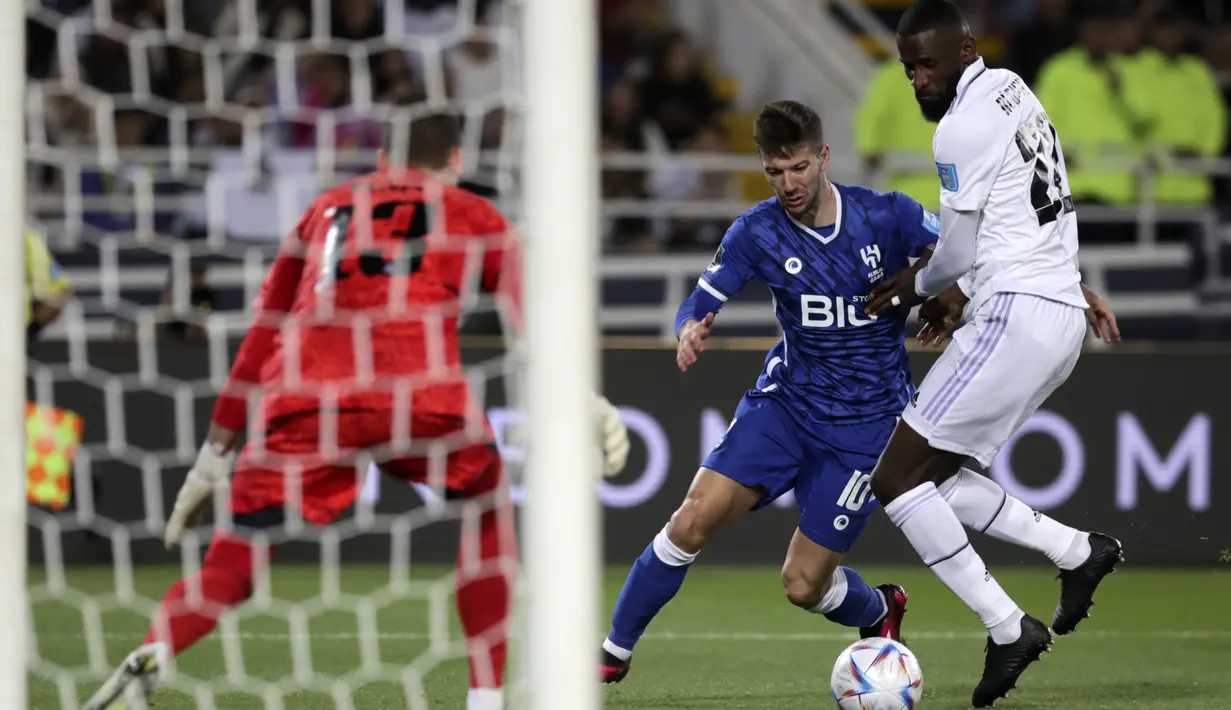 Penyerang Al Hilal Luciano Vietto berebut bola dengan bek Real Madrid Antonio Rudiger dalam partai final Piala Dunia Antarklub 2022 di Prince Moulay Abdellah Stadium, Rabat, Minggu (12/2/2023) dini hari WIB. Pada laga ini Madrid tampil dominan hampir sepanjang 90 menit, meski kemasukan tiga gol. (AP Photo/Mosa'ab Elshamy)