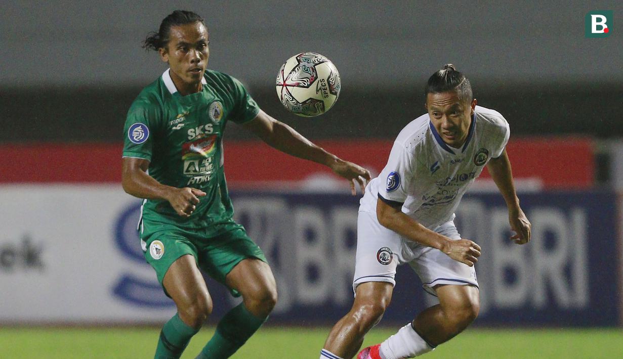 Pemain Arema FC, Dendi Santoso (kanan) berebut bola dengan pemain PSS Sleman, Samsul Arifin dalam laga pekan ke-3 BRI Liga 1 2021/2022 di Stadion Pakansari, Bogor, Minggu (19/9/2021). Arema FC kalah 1-2. (Bola.com/M Iqbal Ichsan)