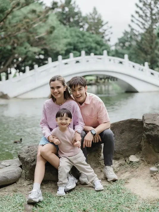 Pasangan yang menikah pada tahun 2020 silam itu mengenakan pakaian kompak yaitu merah muda. Begitu juga sang buah hati yang terlihat makin ganteng. [Instagram/audimarissa]