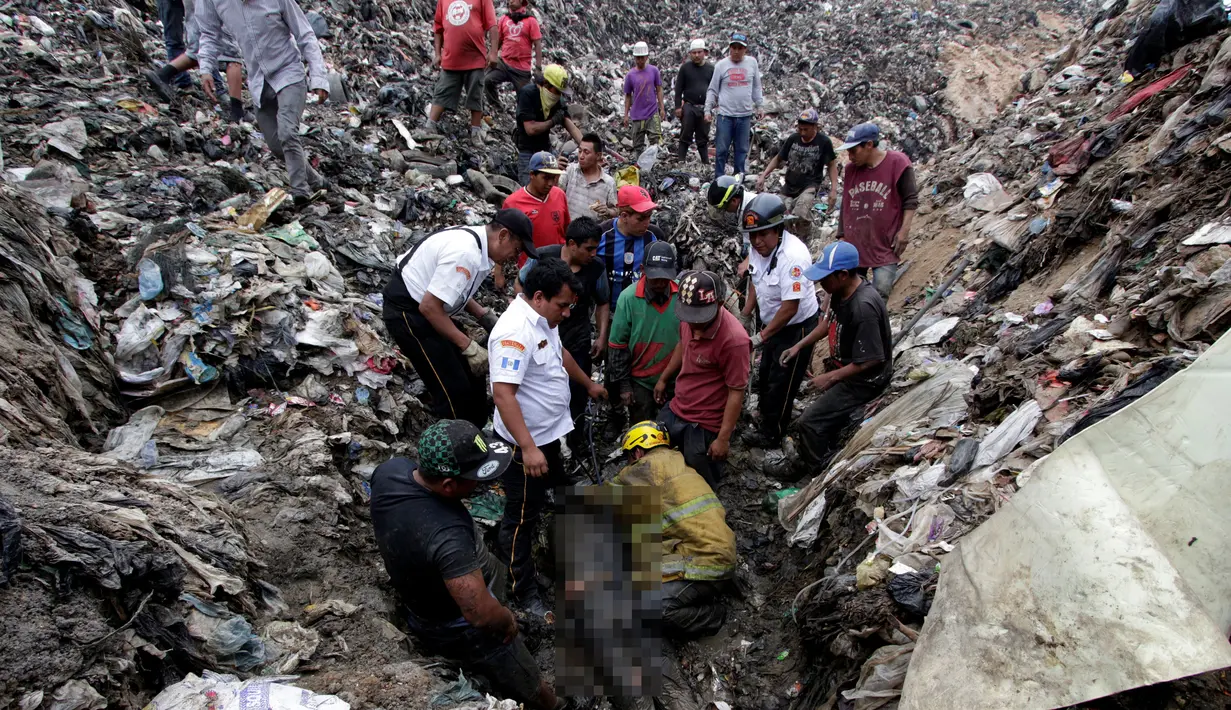 Seorang pemulung tewas tertimpa longsoran ribuan kubik sampah di Tempat Pembuangan Akhir (TPA)  di Guatemala City, Guatemala, Rabu (27/4). (REUTERS/Josue Decavele)