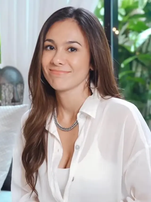 Wulan Guritno dalam balut kemaja transparan (Instagram/wulanguritno)