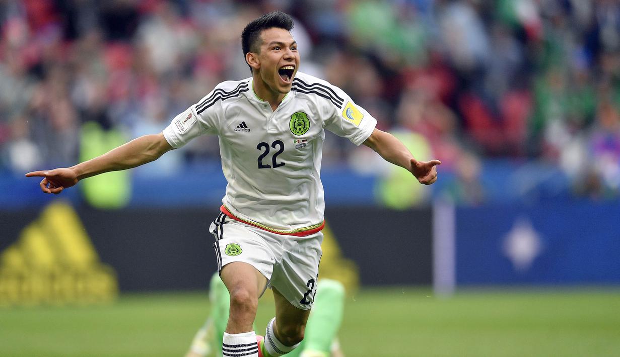 Striker Meksiko, Hirving Lozano, melakukan selebrasi usai mencetak gol ke gawang Rusia pada laga Grup A Piala Konfederasi 2017 di Kazan Arena, Kazan, Sabtu (24/6/2017). Rusia kalah 1-2 dari Meksiko. (AP/Martin Meissner)