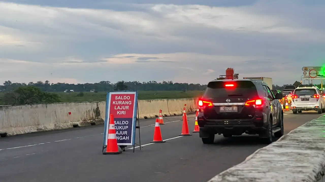 Sebanyak 46.902 kendaraan meninggalkan Pulau Sumatra untuk kembali ke Pulau Jawa melalui Jalan Tol Trans Sumatera (JTTS) via Gerbang Tol (GT) Bakauheni Selatan. (Dok Hutama Karya)