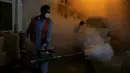 Petugas kesehatan Pakistan melakukan pengasapan untuk membunuh nyamuk dalam upaya mencegah wabah demam berdarah, di Peshawar, Pakistan, Jumat (23/9/2022). Pakistan telah mengerahkan ribuan dokter dan paramedis tambahan di provinsi yang paling parah dilanda banjir di negara itu untuk menahan penyebaran penyakit yang telah menewaskan lebih dari 300 orang di antara para korban banjir, kata para pejabat. (AP Photo/Muhammad Sajjad)
