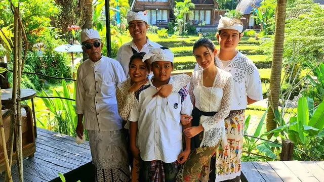 Sarah Menzel kekasih Azriel Hermansyah saat Kenakan Baju Adat Bali. [@luhde_menzel]