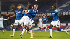 Gelandang Everton, Gylfi Sigurdsson (tengah), melakukan selebrasi bersama rekan-rekannya usai mencetak gol ke gawang Chelsea lewat eksekusi penalti dalam laga lanjutan Liga Inggris 2020/21 pekan ke-12 di Goodison Park Stadium, Sabtu (12/12/2020). Everton menang 1-0 atas Chelsea. (AFP/Jon Super/Pool)