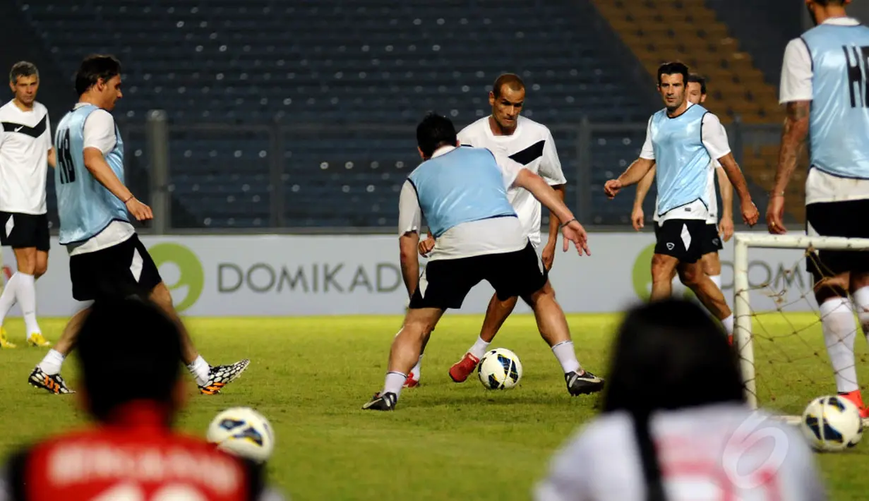 Beberapa fans terlihat menyaksikan sesi latihan terbuka tim Football Legends di Stadion GBK Jakarta, (6/6/2014). (Liputan6.com/Helmi Fithriansyah)