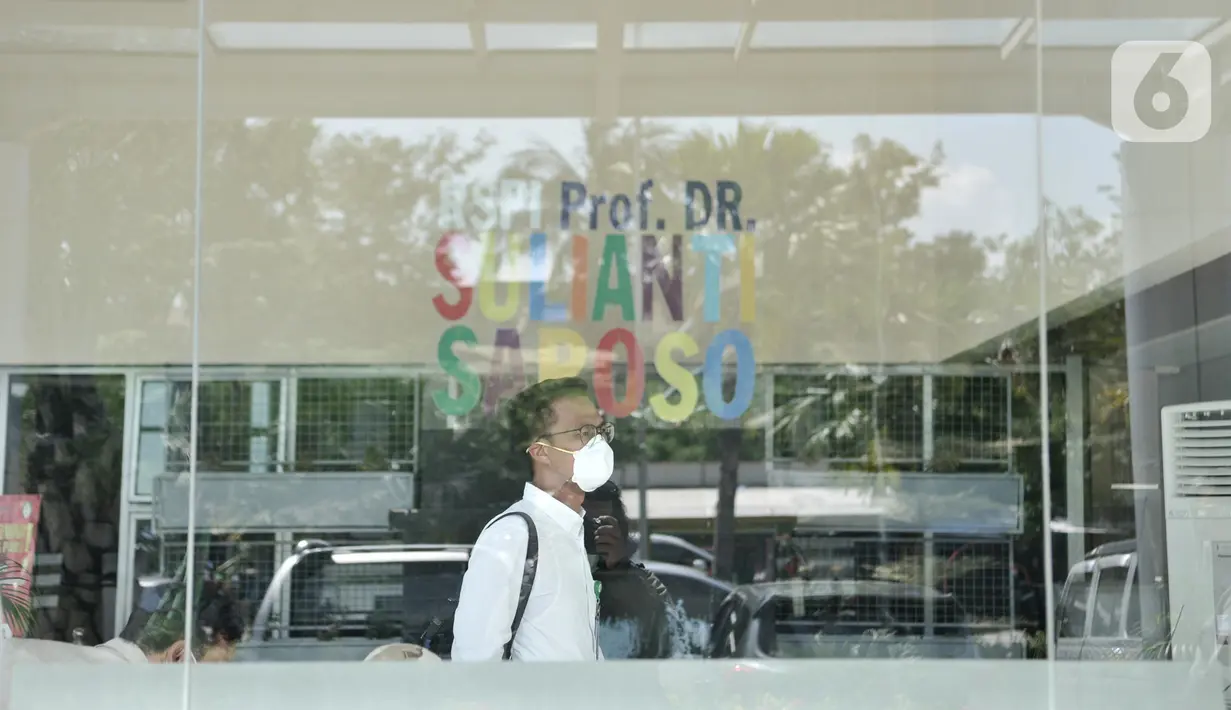 Pengunjung mengenakan masker saat berada di RSPI Prof. DR. Sulianti Saroso, Sunter, Jakarta, Senin (2/3/2020). Pegawai dan pengunjung mengenakan masker sebagai bentuk pencegahan penularan pasca dua pasien positif terinfeksi Corona dirawat di rumah sakit tersebut. (merdeka.com/Iqbal S. Nugroho)