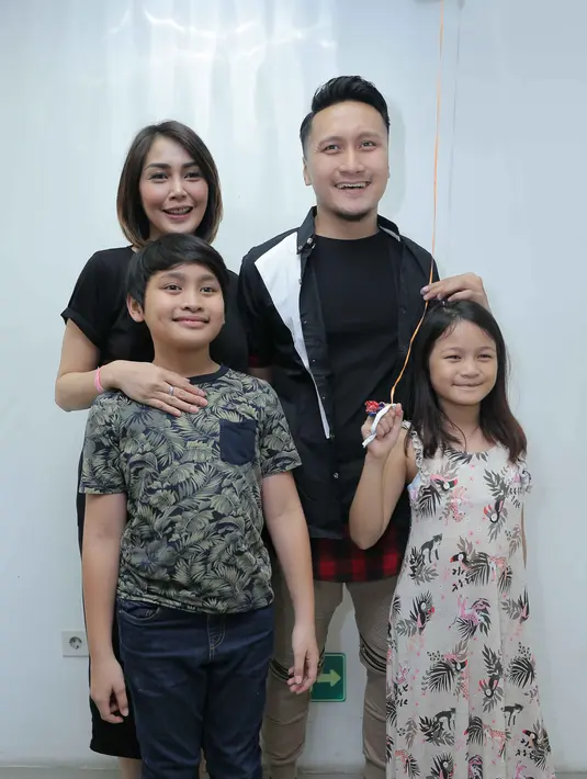 "Akhirnya saya menunggu di sini. Dan alhamdulillah prosesnya lancar, tapi memang teriakannya lebih kencang, lebih sakit dari anak pertama dan kedua," terang presenter itu. (Andy Masela/Bintang.com)