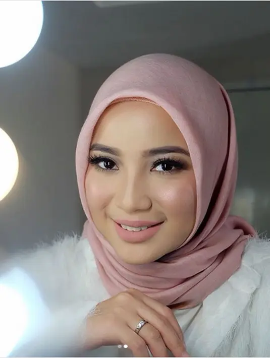 Saat ditemui di kawasan Mall Puri, Jakarta Barat Minggu (1/4) Chacha berbagi cerita hingga akhirnya memutuskan untuk mengenakan hijab seperti perintah agama yang dianutnya. (Instagram/chafrederica)
