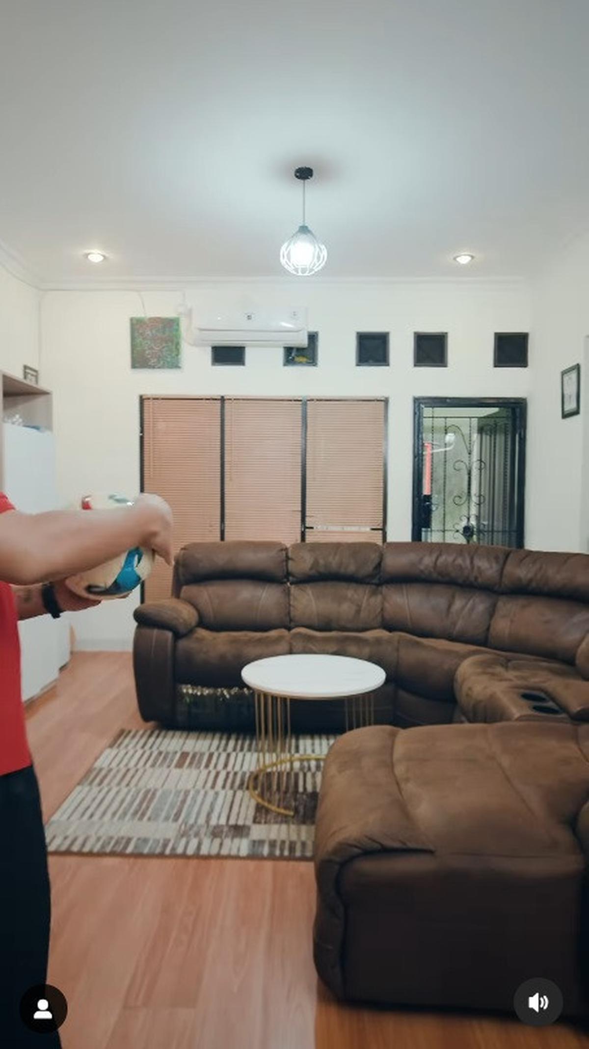 Desain Hunian Mewahnya Jadi Sorotan, Ini 8 Potret Rumah Praz Teguh Kini yang Tak Kalah Luas - Bisa Olahraga Rame-Rame di Ruang Tamu