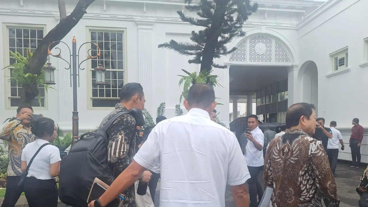 Menteri Agraria dan Tata Ruang/Kepala Badan Pertanahan Nasional (ATR/BPN) Agus Harimurti Yudhoyono (AHY) saat mengikuti rapat pertamanya di Istana Kepresidenan bersama para menteri lainnya