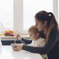 Mengenal Tren Bayi Karnivora: Pola Makan Viral yang Mengundang Pro dan Kontra di Kalangan Orangtua./Copyright&nbsp;freepik.com/author/freepik