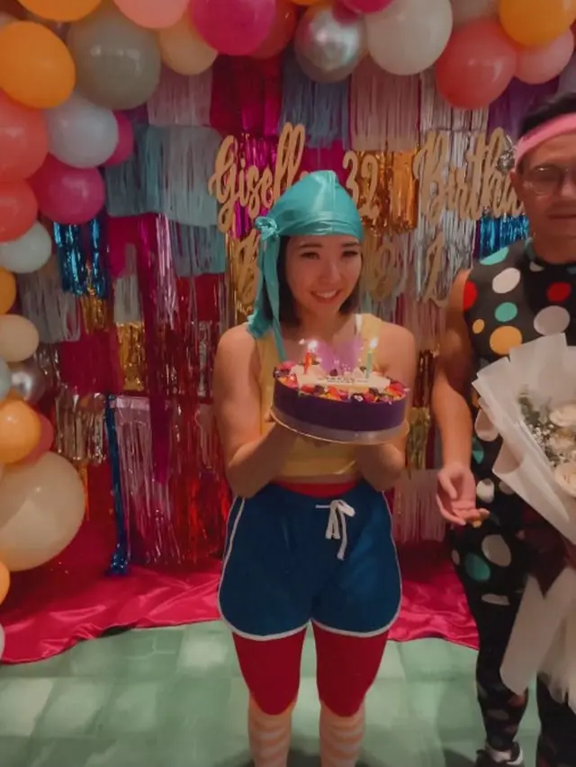 7 Potret Seru Kejutan Ulang Tahun Gisel, Tampil Nyentrik dengan Gaya Sporty 80-an