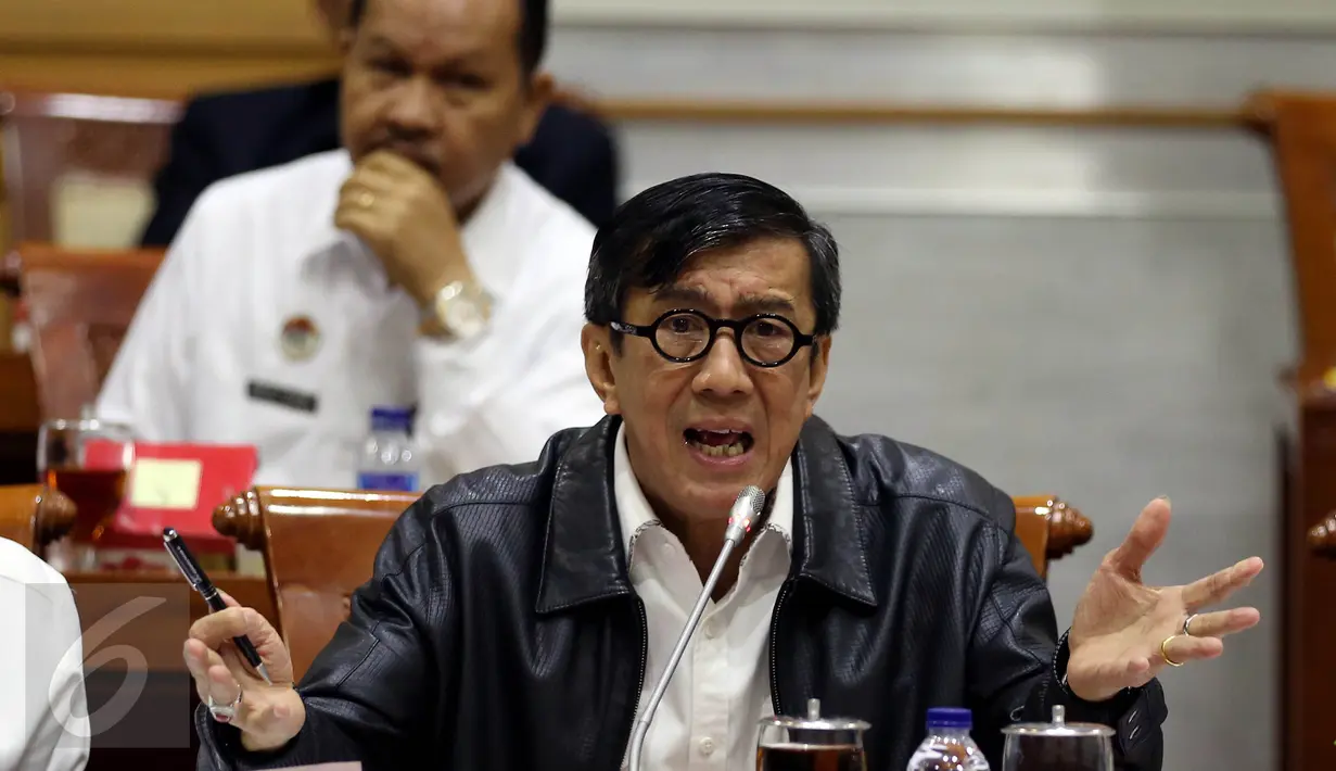 Menkumham Yasonna Laoly memberikan paparan dalam rapat kerja bersama Komisi III, di Gedung DPR RI, Senayan, Jakarta, Rabu (7/9). Dalam rapat itu, Yasonna dicecar anggota Komisi III terkait kewarganegaraan Arcandra Tahar. (Liputan6.com/Johan Tallo)