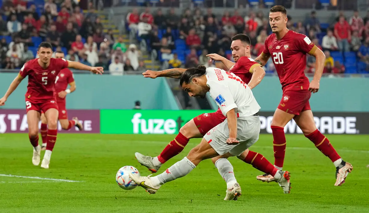 Pemain Swiss Ricardo Rodriguez mencoba mencetak gol ke gawang Serbia pada pertandingan sepak bola Grup G Piala Dunia 2022 di Doha, Qatar, 2 Desember 2022. Swiss melaju ke babak 16 besar Piala Dunia 2022 setelah mengalahkan Serbia dengan skor 3-2. (AP Photo/Martin Meissner)
