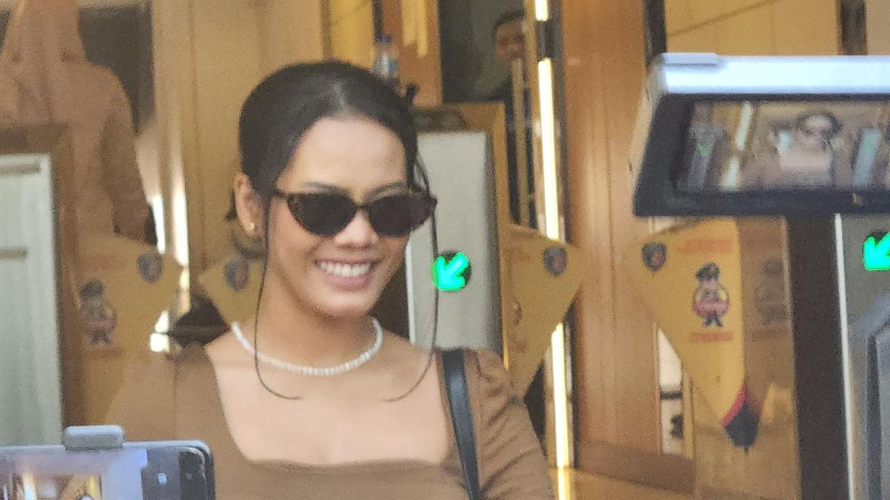 Siskaeee mengaku dicecar puluhan pertanyaan seputar keterlibatannya dalam film 'Kramat Tunggak' yang diperankannya. Siskaeee mengaku santai menjawab semua pertanyaan penyidik.<br>