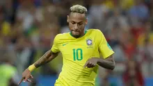 Penyerang Brasil, Neymar Jr menggiring bola saat bertanding melawan Serbia pada grup E Piala Dunia 2018 di Stadion Spartak di Moskow, Rusia (27/6). Brasil menang 2-0 atas Serbia dan melaju ke babak 16 besar dengan poin 7. (AP Photo/Andre Penner)