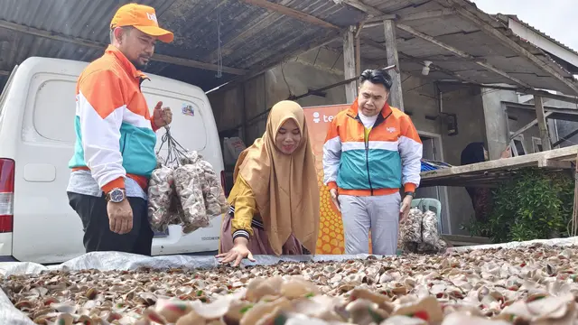 Corporate and Marketing Communication Head BTPN Syariah, Ainul Yaqin (Kanan) saat mengunjungi UMKM Ultra Mikro kerupuk Kuansing di Kelurahan Air Dingin, Kota Pekanbaru. (Liputan6.com/Dicky Agung Prihanto)