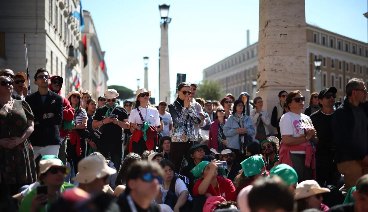 Setelah misa usai, peti jenazah Paus Fransiskus akan dibawa perlahan untuk dikebumikan di gereja Basilika Santa Maria Maggiore, Roma. (HENRY NICHOLLS/AFP)