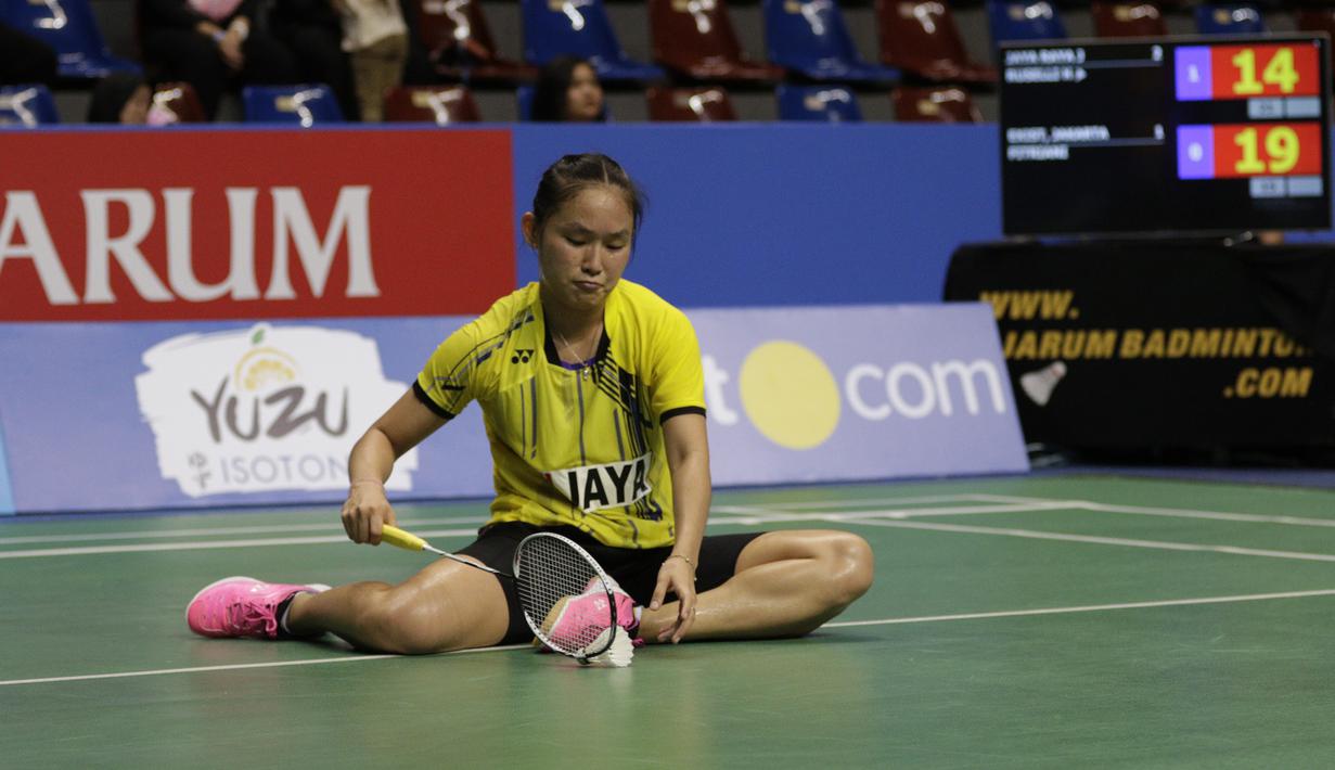 Pebulutangkis Jaya Raya, Ruselli Hartawan, terjatuh saat berlaga pada Kejurnas PBSI 2018 di Britama Arena, Jakarta, Jumat (21/12). Laga final akan mempertemukan Jaya Raya Jakarta melawan Mutiara Cardinal Bandung. (Bola.com/M Iqbal Ichsan)