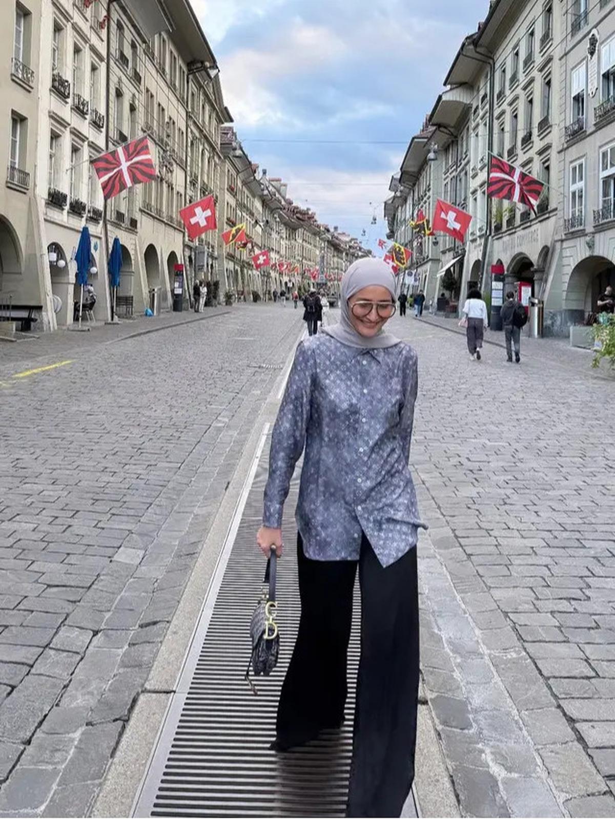 Gaya Kasual Inneke Koesherawati Saat Liburan, Anggun dan Elegan di Setiap Negara