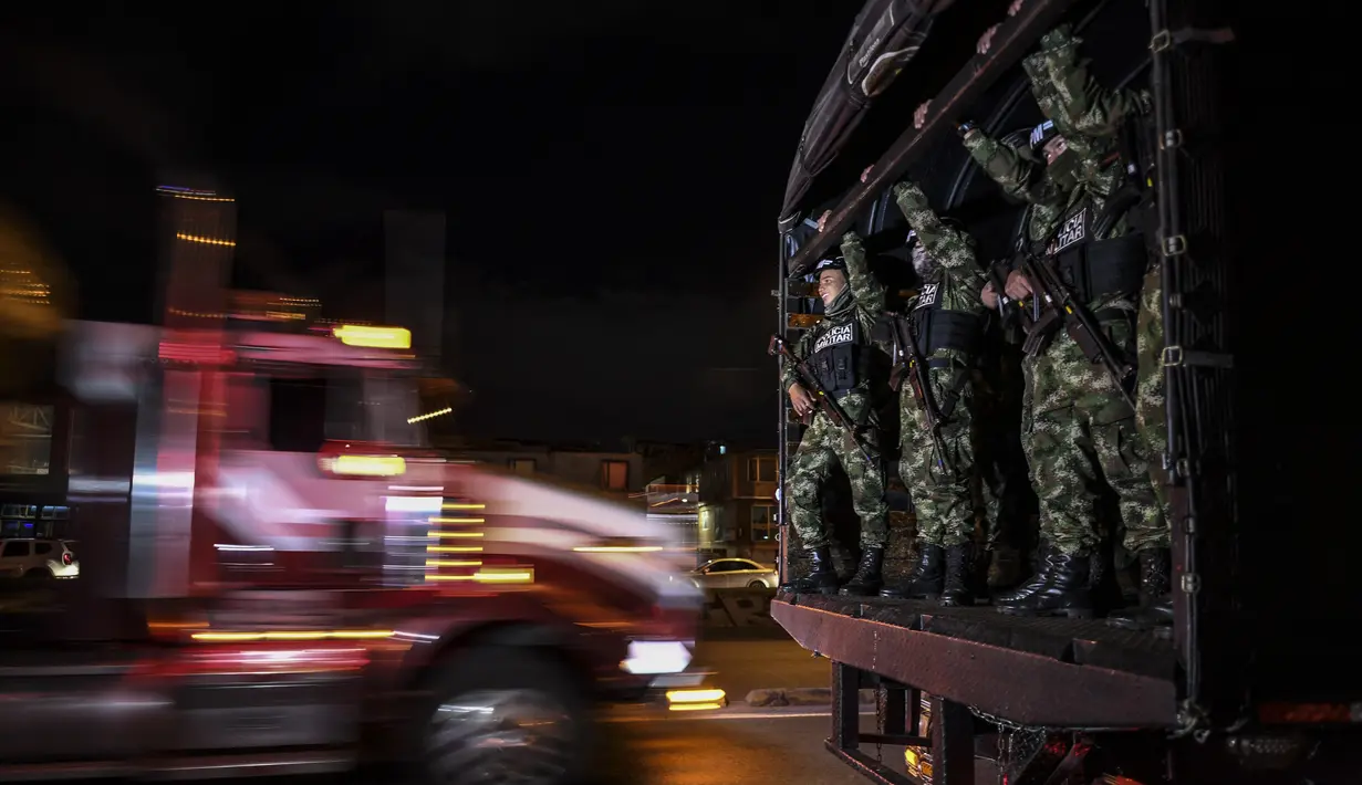 Tentara polisi militer Kolombia tiba untuk berpatroli di jalan-jalan di Bogota (15/9/2021). Ratusan tentara telah berpatroli di jalan-jalan Bogotá sejak Rabu dalam upaya "sementara" oleh pihak berwenang untuk mengendalikan gelombang perampokan dengan kekerasan. (AFP/Juan Barreto)