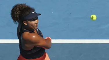 Petenis Jepang Naomi Osaka melakukan pukulan backhand saat bertanding melawan Serena Williams dari Amerika Serikat selama semifinal kejuaraan tenis Australia Terbuka di Melbourne, Australia, Kamis (18/2/2021). Osaka menang atas Serena Williams dengan skor 6-3 6-4. (AP Photo/Hamish Blair)