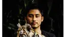 Pria yang berusia 23 tahun ini pun merupakan pecinta binatang. Di dalam rumahnya, Alshad memiliki banyak hewan peliharaannya seperti harimau, burung unta, beo, dan rusa. (Liputan6.com/IG/@alshadahmad)