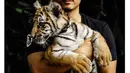 Pria yang berusia 23 tahun ini pun merupakan pecinta binatang. Di dalam rumahnya, Alshad memiliki banyak hewan peliharaannya seperti harimau, burung unta, beo, dan rusa. (Liputan6.com/IG/@alshadahmad)