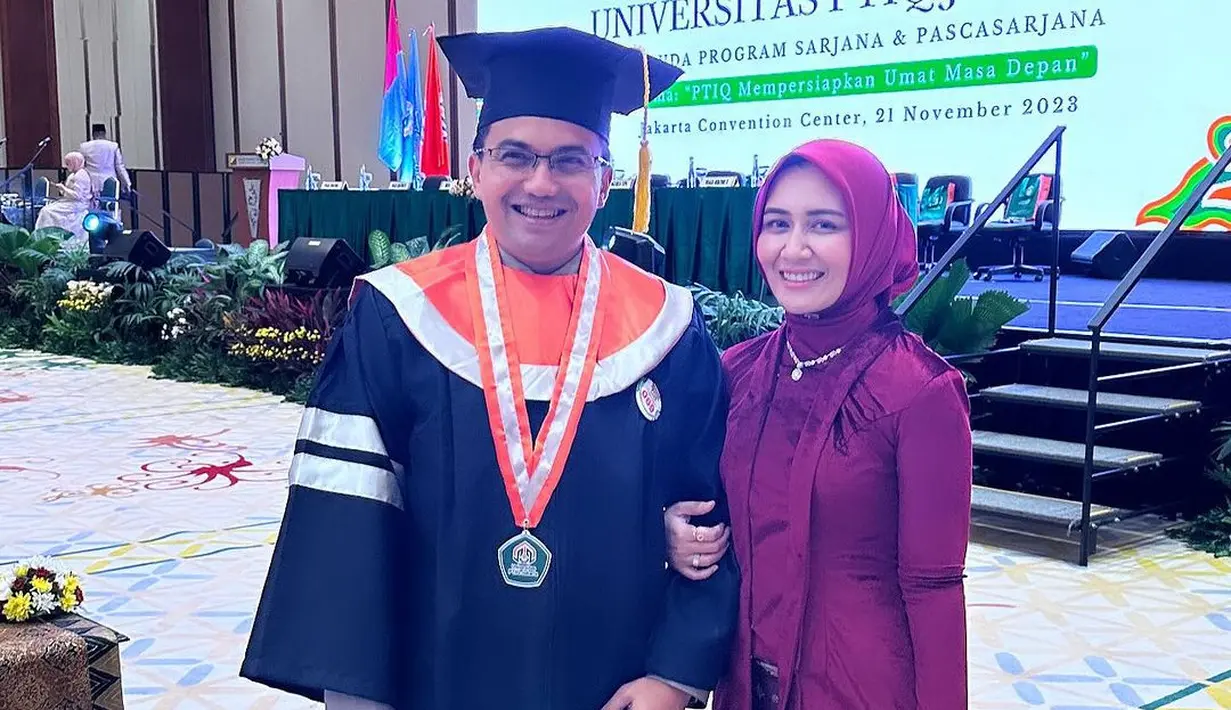 "Alhamdulillah hari ini, Selasa, 21 November 2023 setelah dinyatakan lulus sidang tesis April lalu, kami melaksanakan Wisuda Magister Ilmu tafsir Al Quran universitas PTIQ yang pertama," tulis Sahrul Gunawan di instagramnya. [Instagram/dine.pearl]