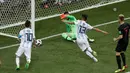 Pemain Argentina, Lionel Messi dan Maximiliano Meza berusaha mencetak gol ke gawang Kroasia pada pertandingan Grup D Piala Dunia 2018 di Nizhy Novgorod Stadium, Rusia, Jumat (22/6). Menghadapi Kroasia, Argentina takluk dengan skor 0-3. (AP/Michael Sohn)